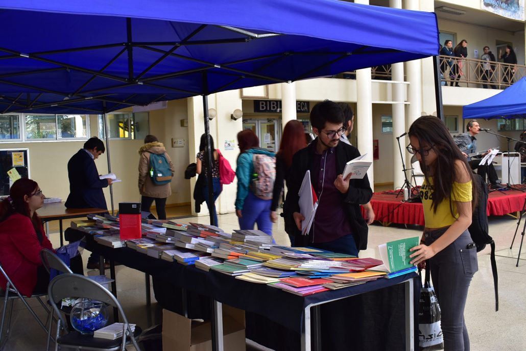 Students of UCSH viisit the literature open house