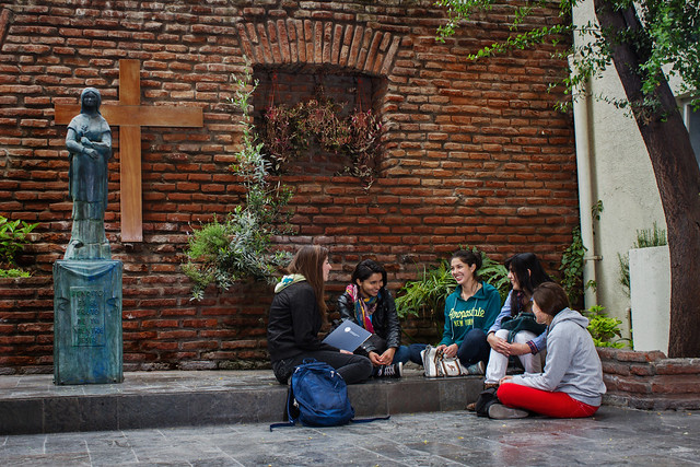 Students in the central courtyard "Virgen en casa" of UCSH