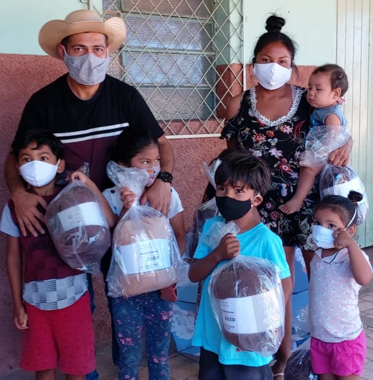 Unisalesianos Ministry donates blankets to indigenous community of Meruri (Bororo) and São Marcos (Xavante), in Mato Grosso.