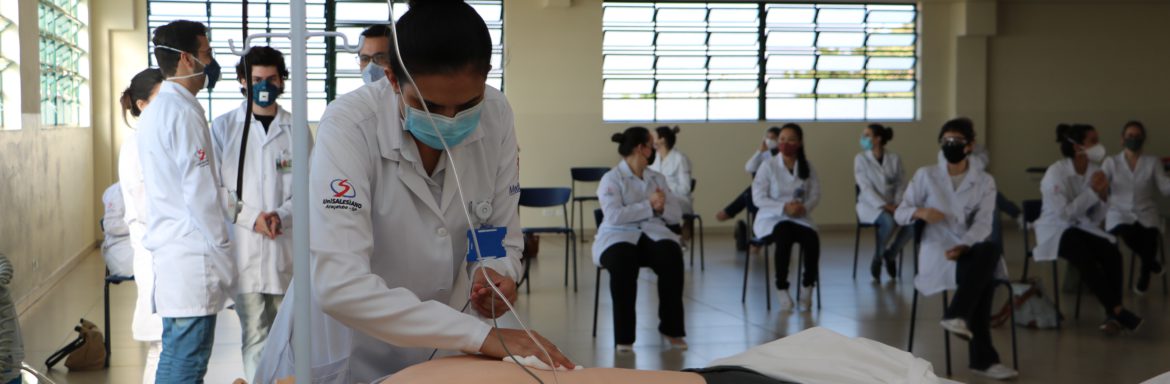 Unisalesiano medicine student practicals resume in the classroom and laboratories of the university, Brazil