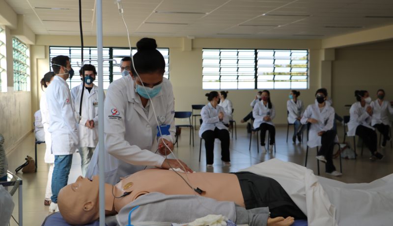 Unisalesiano medicine student practicals resume in the classroom and laboratories of the university, Brazil