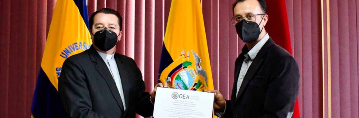 P. Juan Cárdenas Tapia, Rector de la UPS y Fernando Pesántez, vicerrector General de la UPS reciben el certificado otorgado por la OEA