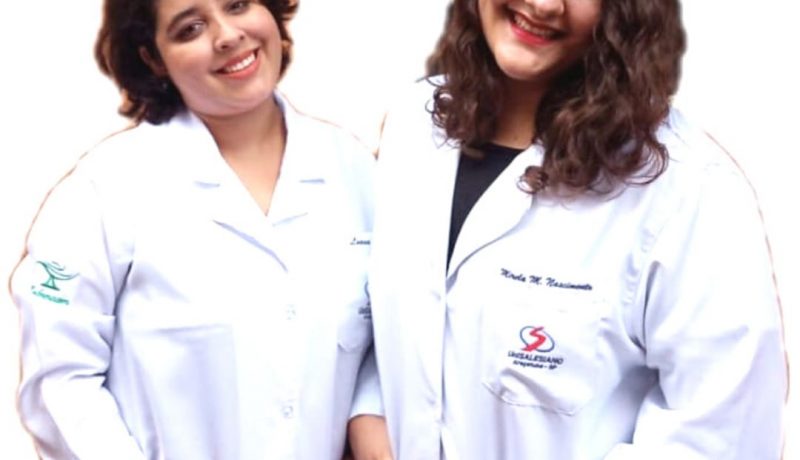 Luana Pereira da Silva and Mirela Martines do Nascimento, graduates of the Unisalesiano Nursing Program, Brasil
