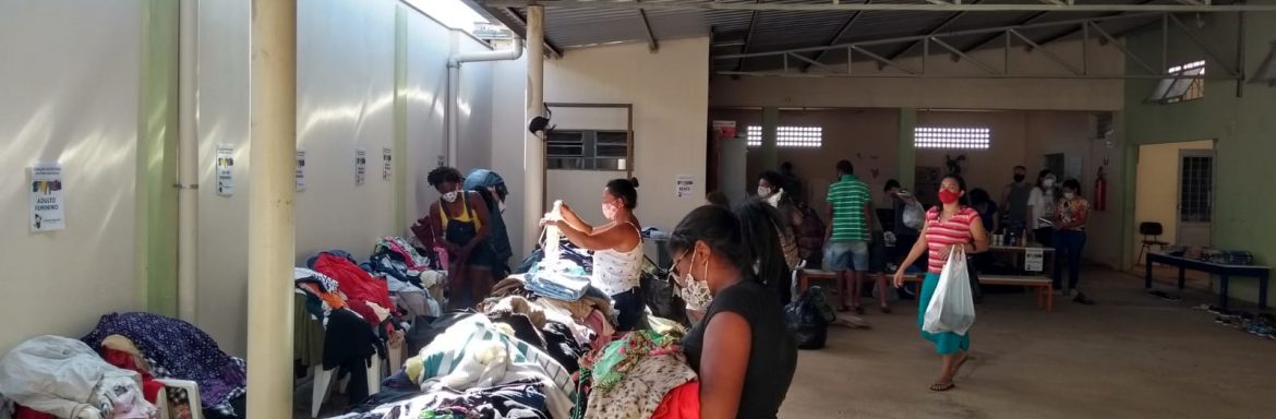Famílias atendidas pelo Oratório Dom Bosco, na região dos bairros Água Branca 1, 2 e 3, ganharam roupas, sapatos e acessórios, no sábado, dia 17 de julho.