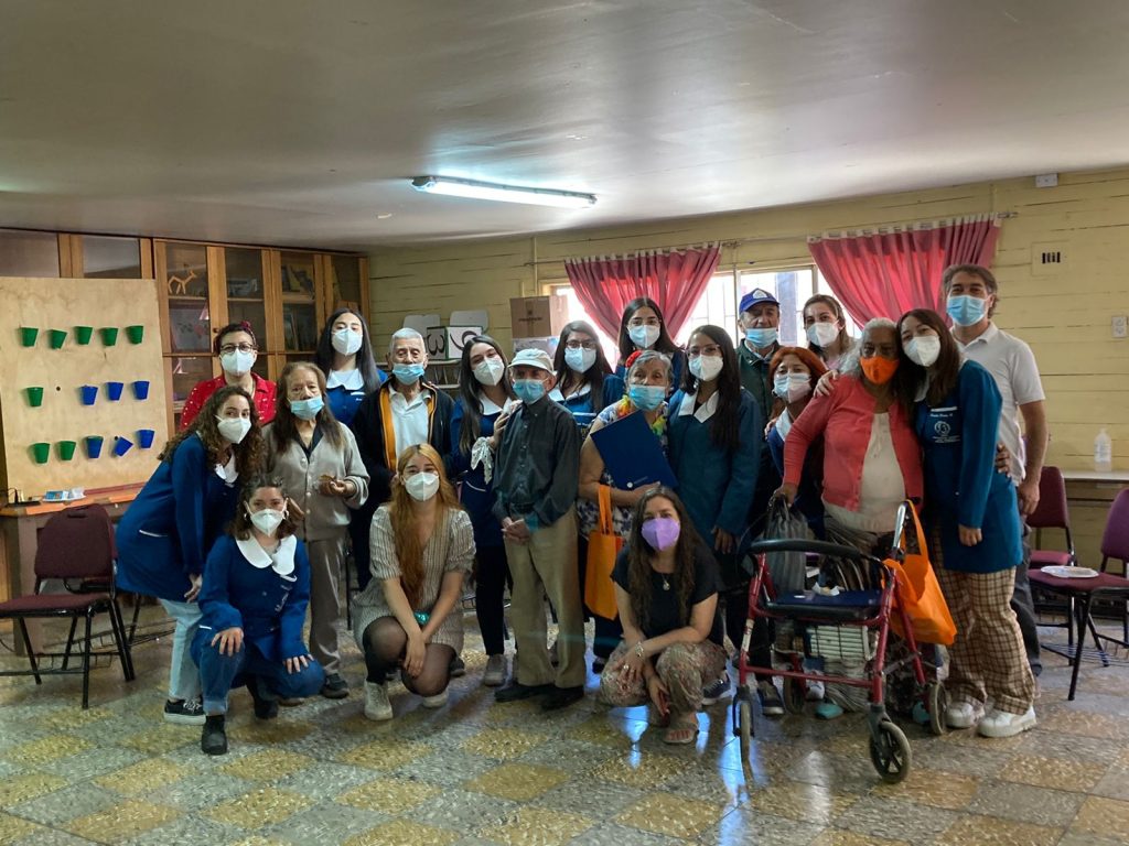 Chile - Estudiantes de UCSH desarrollan habilidades de lectoescritura para Adultos mayores