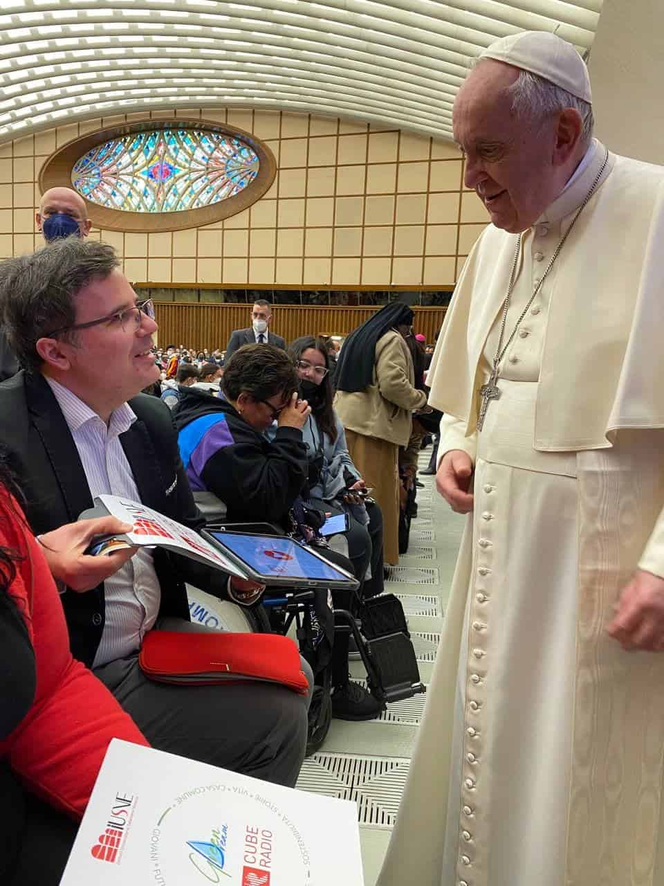 Luca Chiavegato direttore della comunicazione digitale dell'Istituto Salesiano IUSVE presenta a Papa Francesco la Via Crucis per i giovani