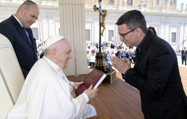Padre João Neto, SDB, entrega tese de doutorado, “A relevância teológico-catequética do Ministério de Catequista” ao Papa Francisco