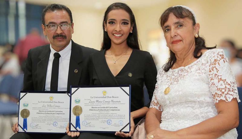 En la Universidad Don Bosco (El Salvador) Padre e hija se gradúan de una misma maestría