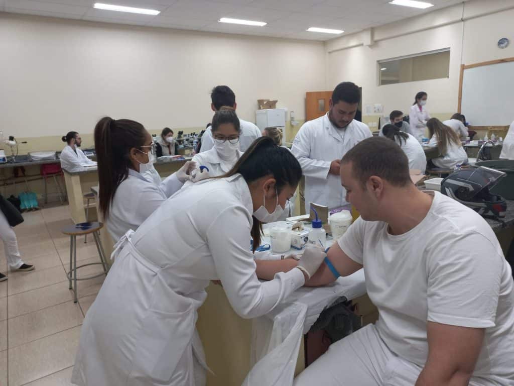Brasil - Biomedicina do UniSALESIANO cadastra 125 voluntários de doadores de medula óssea