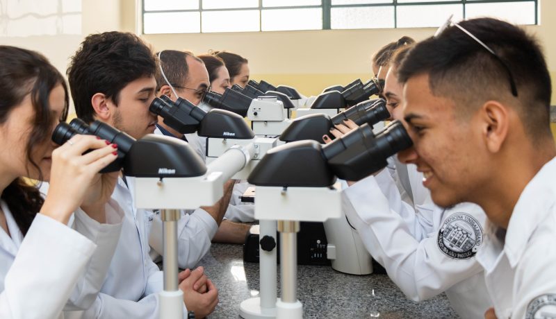 Acadêmicos do UniSALESIANO ganham laboratório com microscópio exclusivo no Estado