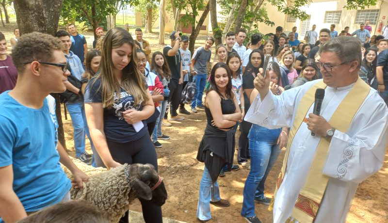 Pastoral comemora São Francisco de Assis com acadêmicos do Curso de Medicina Veterinária do unisalesiano, Brasil
