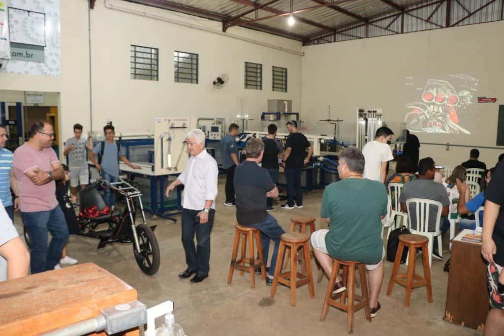 Brasil - Acadêmicos de Engenharias do UniSALESIANO constroem máquinas para comunidade