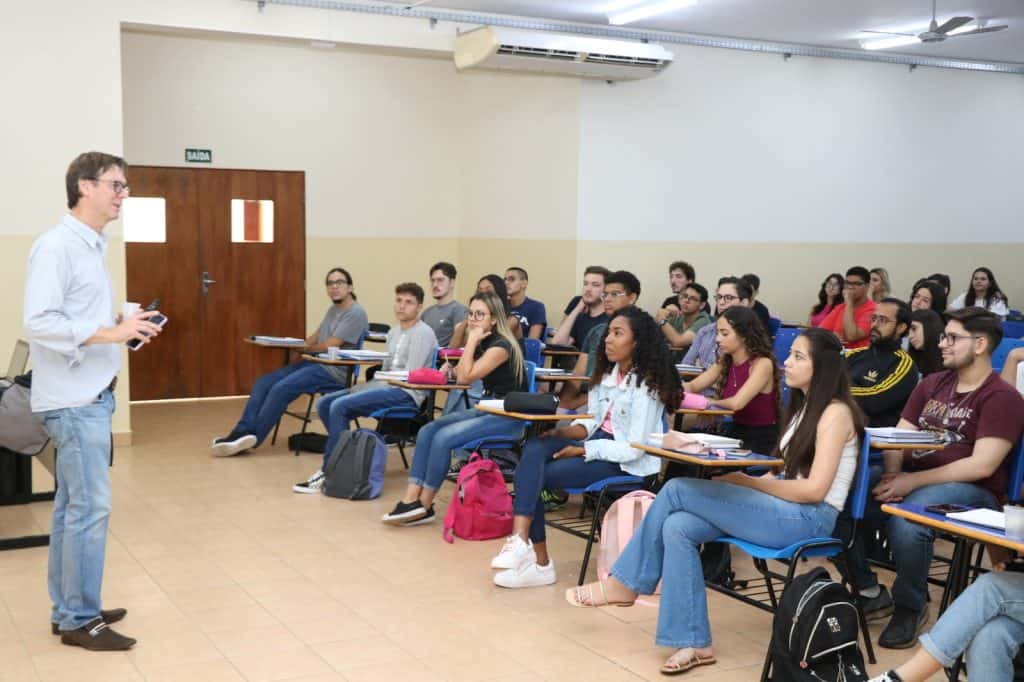 Brasil - Acadêmicos se aprofundam na área criminal com atividades ampliadas da Delegacia-Escola