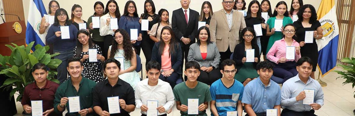 Más de 70 estudiantes de la Universidad Don Bosco recibieron becas de estudio para culminar su carrera
