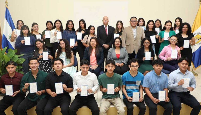 Más de 70 estudiantes de la Universidad Don Bosco recibieron becas de estudio para culminar su carrera