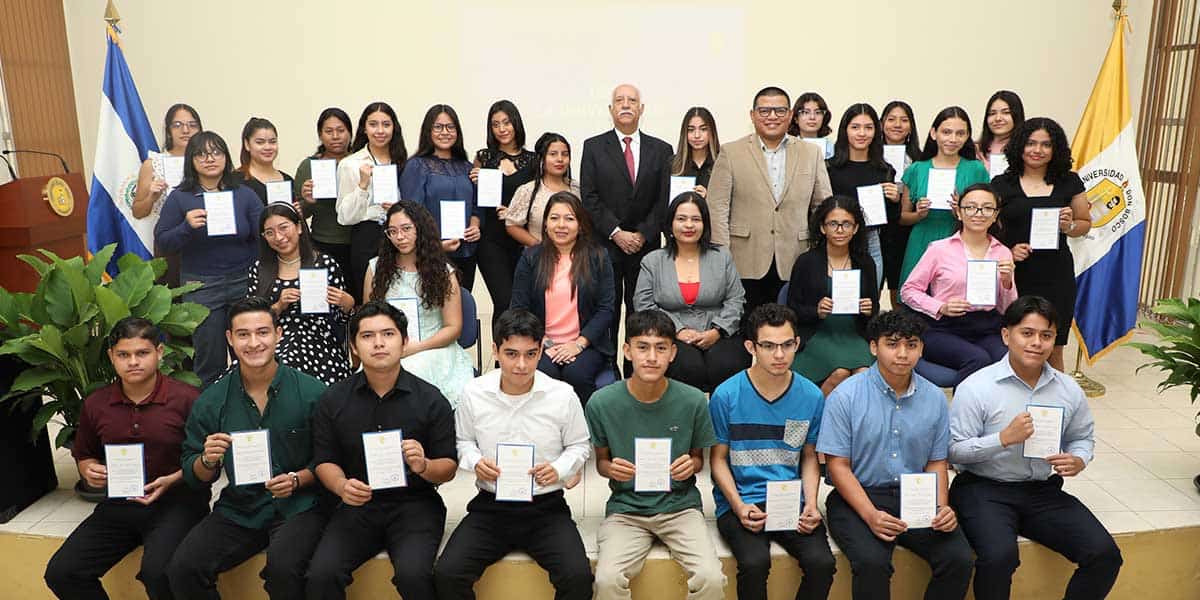 M s de 70 estudiantes de la Universidad Don Bosco recibieron