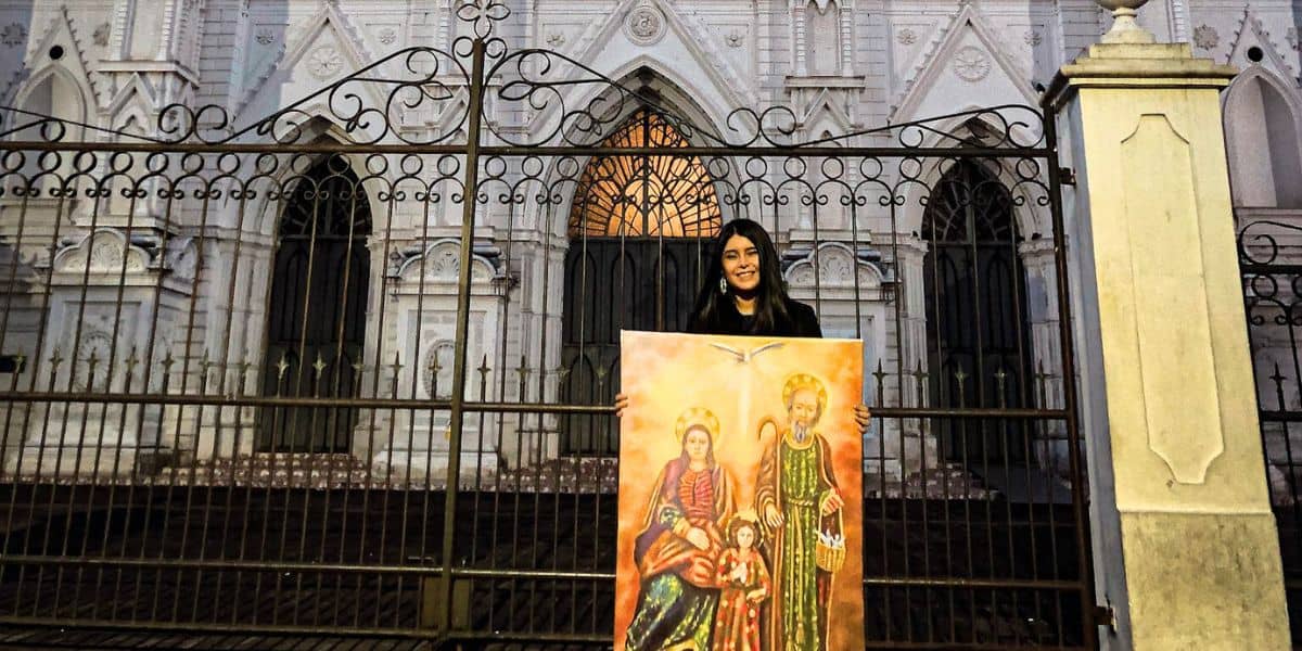 Ana María Aguilar, estudiante de la Licenciatura en Diseño Gráfico en la Universidad Don Bosco, creó dos pinturas religiosas para  la Catedral de Santa Ana El Salvador.
