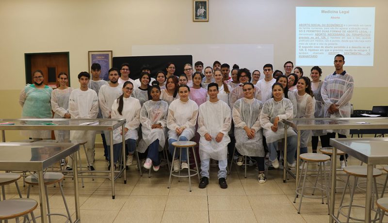 Dentro das atividades ligadas à Delegacia-Escola, acadêmicos do Curso de Direito do UniSALESIANO participaram da aula de Medicina Legal, realizada na manhã do dia 16 de março, no Laboratório de Anatomia Humana.