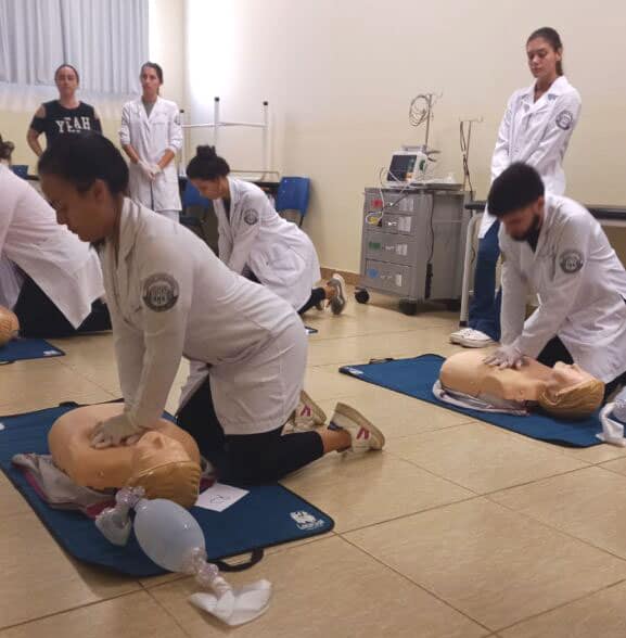 Brasil - UniSALESIANO capacita acadêmicos em Suporte Avançado de Vida em Cardiologia