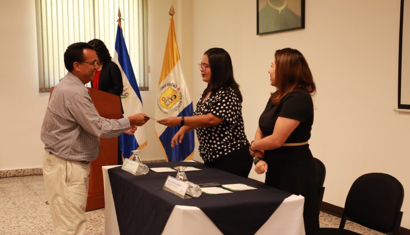 La proyección social es parte esencial de la Universidad Don Bosco, su objetivo dentro del proyecto institucional es propiciar el nexo entre el quehacer docente e investigativo y la sociedad salvadoreña, a fin de contribuir al desarrollo del país mediante la consolidación de la formación profesional y complementaria de nuestros destinatarios, en el marco de una toma de conciencia acerca de su compromiso cristiano y social.