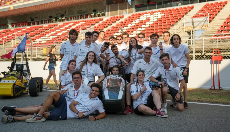 El monoplaza del EUSS MotorSport ya es 100% eléctrico. El equipo, formado por una cincuentena de estudiantes de ingeniería de la Escuela Universitaria Salesiana de Sarrià (EUSS), se adelanta a los futuros cambios de la competición Formula Student en materia de sostenibilidad y diseña un nuevo bólido de carreras con motor eléctrico.