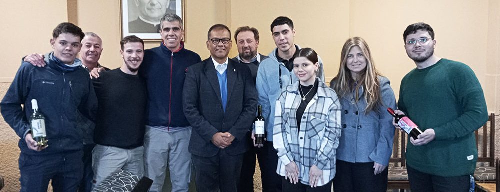 Del 23 al 24 de agosto, la Obra de Don Bosco en Rodeo del Medio, recibió la visita del P. Óscar Lozano, coordinador general de las Instituciones Salesianas de Educación Superior (IUS). El P. Lozano visitó dos instituciones de educación superior de la región, la Facultad Don Bosco, la primera Facultad de Enología de Latinoaméricay Centro de Formación Profesional. (Obra de Don Bosco en Rodeo del Medio, Mendoza)