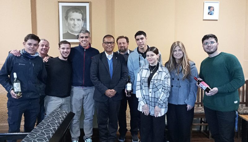 Del 23 al 24 de agosto, la Obra de Don Bosco en Rodeo del Medio, recibió la visita del P. Óscar Lozano, coordinador general de las Instituciones Salesianas de Educación Superior (IUS). El P. Lozano visitó dos instituciones de educación superior de la región, la Facultad Don Bosco, la primera Facultad de Enología de Latinoaméricay Centro de Formación Profesional. (Obra de Don Bosco en Rodeo del Medio, Mendoza)