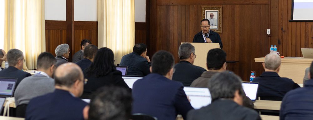 As discussões do último dia da X Conferência Continental das Instituições Salesianas de Ensino Superior (IUS) da América começaram com a apresentação do livro “Experiências de Ensino Superior Salesiano na América Latina: Análise sócio-histórica – contextual” pelo Dr. Blas Garzón-Vera, da Universidade Politécnica Salesiana do Equador. A obra reúne valiosas contribuições e análises de cinco instituições de ensino superior salesianas do México, El Salvador, Chile, Equador e Bolívia.