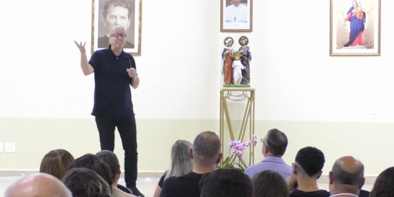 O Colégio Salesiano “Dom Luiz Lasagna” promoveu a 1º Escola de Pais do ano de 2024, celebrando 75 anos da presença salesiana em Araçatuba e com o objetivo de destacar o papel fundamental dos pais na educação das novas gerações.