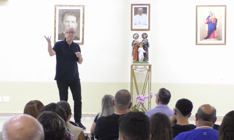 O Colégio Salesiano “Dom Luiz Lasagna” promoveu a 1º Escola de Pais do ano de 2024, celebrando 75 anos da presença salesiana em Araçatuba e com o objetivo de destacar o papel fundamental dos pais na educação das novas gerações.