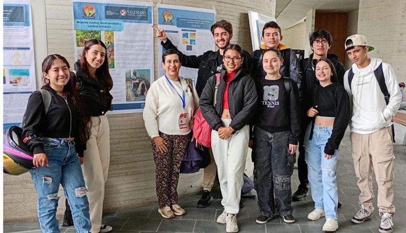 Entre el 2 y el 4 de octubre de 2024, se celebró el II Congreso Internacional de Variabilidad y Cambio Climático en la Universidad Nacional de Colombia, sede Bogotá, donde en representación de la Fundación Universitaria Salesiana, la profesora Jazmín Duarte, de la Facultad de Ingeniería, participó en este importante evento con la presentación del póster titulado “Mujeres rurales, biodiversidad y cambio climático”, enmarcado en el eje temático de «Legislación y dimensión social de la variabilidad y el cambio climático»