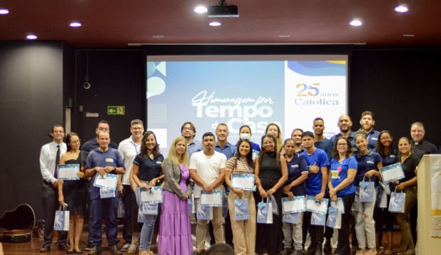 o último dia 25, o Centro Universitário Católica do Tocantins (UniCatólica) comemorou 25 anos de história, reafirmando sua missão de educar com excelência e valores sólidos. A data especial foi marcada por momentos de espiritualidade e integração que incluiu uma missa em ação de graças conduzida pela Pastoralidade, além da distribuição de brindes e homenagens aos educadores pelo tempo dedicado à instituição