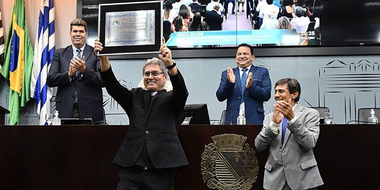 -Em uma sessão solene repleta de emoção e homenagens, a Câmara Municipal de Araçatuba concedeu ao Pe. Paulo Fernando Vendrame, o Título de Cidadão Araçatubense, em reconhecimento aos serviços prestados ao município como Diretor da Presença Salesiana e Reitor do UniSALESIANO. A honraria foi proposta pelo vereador, Dr. Jaime, e aprovada por unanimidade.