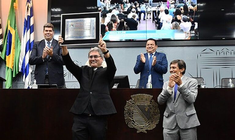 -Em uma sessão solene repleta de emoção e homenagens, a Câmara Municipal de Araçatuba concedeu ao Pe. Paulo Fernando Vendrame, o Título de Cidadão Araçatubense, em reconhecimento aos serviços prestados ao município como Diretor da Presença Salesiana e Reitor do UniSALESIANO. A honraria foi proposta pelo vereador, Dr. Jaime, e aprovada por unanimidade.