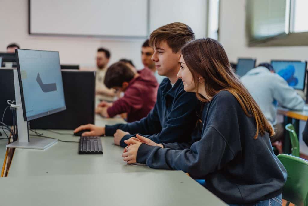 España - La EUSS incrementa un 5,5% la partida de becas para el curso 2024-2025