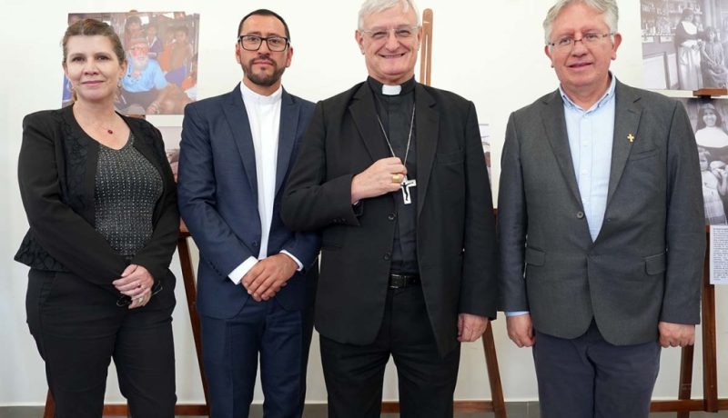 El campus El Girón de la Universidad Politécnica Salesiana (UPS), sede central de Quito, presentó la exposición fotográfica Como Don Bosco: Misioneros de Esperanza, un evento que resalta el trabajo educativo, social y evangelizador realizado por los salesianos en el país desde su llegada en 1888. La exposición fue inaugurada por monseñor Andrés Carrascosa, nuncio apostólico en Ecuador; padre Marcelo Farfán, inspector de los salesianos en Ecuador; la doctora María Sol Villagómez, vicerrectora del campus de Quito; padre Marcelo Coronel, director de la pastoral universitaria de la UPS; Angélica Almeida, delegada del Archivo Histórico de los salesianos en Ecuador; y Nataly Orbe, directora del Museo Abya-Yala