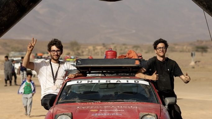 Coches a punto para la 14ª edición del Uniraid. Patrocinados por la propia Escuela Universitaria Salesiana de Sarrià (EUSS), los alumnos Lorenzo de Navas y Jordi Cornadó, con el equipo 'Porsche Raid Team', y Pau Marset y Emma Gómez, como 'Golf Riders', participarán en esta nueva edición del rally estudiantil.