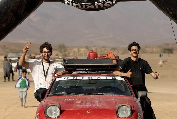 Coches a punto para la 14ª edición del Uniraid. Patrocinados por la propia Escuela Universitaria Salesiana de Sarrià (EUSS), los alumnos Lorenzo de Navas y Jordi Cornadó, con el equipo 'Porsche Raid Team', y Pau Marset y Emma Gómez, como 'Golf Riders', participarán en esta nueva edición del rally estudiantil.