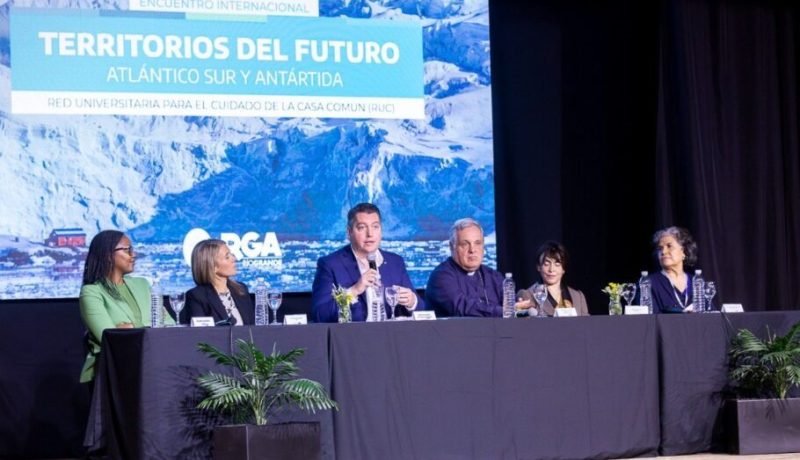 Entre el 19 y el 21 de febrero, en las ciudades de Río Grande, Tolhuin y Ushuaia, se realizó el Foro Internacional Territorios del Futuro: Atlántico Sur y Antártida, organizado por la Red Universitaria para el Cuidado de la Casa Común (RUC) y el Municipio de Río Grande, con el apoyo de la Universidad Nacional de Tierra del Fuego (UNTDF). El evento reunió a universidades argentinas, latinoamericanas y caribeñas para debatir sobre la sostenibilidad y conservación de estos territorios, y contó con la destacada participación de la Universidad Salesiana de Argentina (UNISAL)