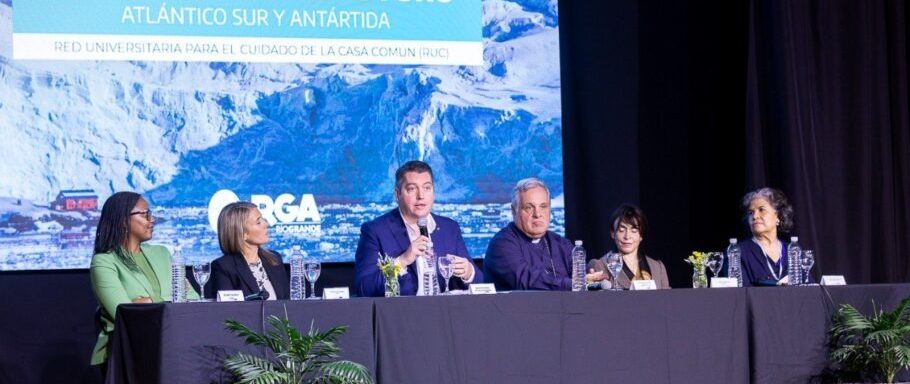 Entre el 19 y el 21 de febrero, en las ciudades de Río Grande, Tolhuin y Ushuaia, se realizó el Foro Internacional Territorios del Futuro: Atlántico Sur y Antártida, organizado por la Red Universitaria para el Cuidado de la Casa Común (RUC) y el Municipio de Río Grande, con el apoyo de la Universidad Nacional de Tierra del Fuego (UNTDF). El evento reunió a universidades argentinas, latinoamericanas y caribeñas para debatir sobre la sostenibilidad y conservación de estos territorios, y contó con la destacada participación de la Universidad Salesiana de Argentina (UNISAL)