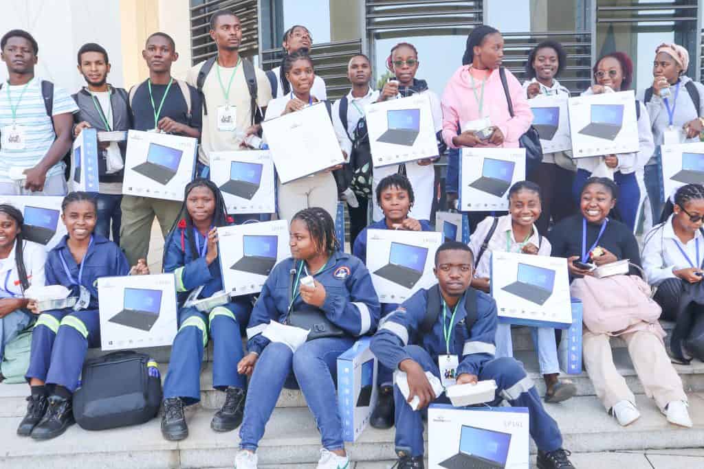 Mozambique - Lançamento Oficial da Distribuição Nacional de Computadores Portáteis nas Instituições de Ensino Superior