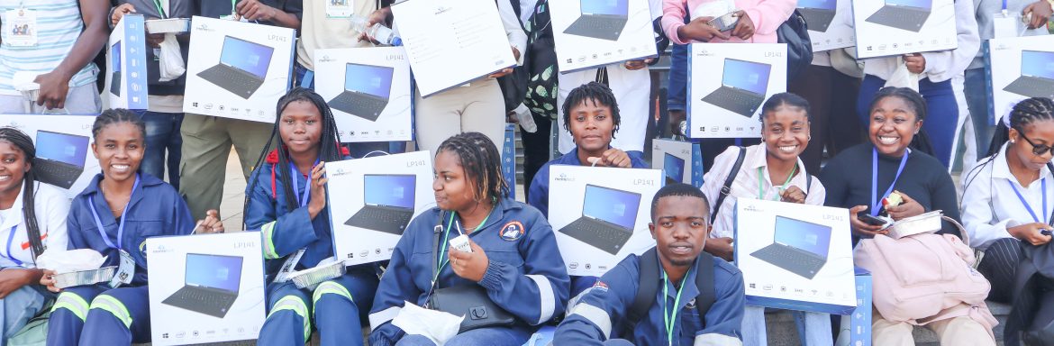 Hoje 21 de Março, realizou-se no Centro Cultural Moçambique-China, o lançamento oficial da distribuição nacional de computadores portáteis às instituições de ensino superior. Esta iniciativa visa reforçar o acesso às tecnologias e promover o sucesso académico dos estudantes moçambicanos. Entre os beneficiários, destacam-se os estudantes do Instituto Superior Dom Bosco (ISDB), dos cursos de Manutenção Industrial e TICs, que agora contam com melhores condições para aprofundar os seus estudos e desenvolver competências essenciais para o seu futuro profissional.