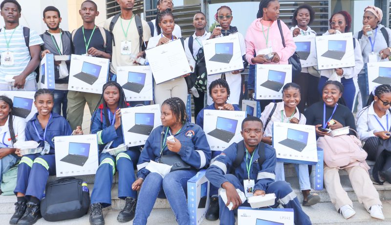 Hoje 21 de Março, realizou-se no Centro Cultural Moçambique-China, o lançamento oficial da distribuição nacional de computadores portáteis às instituições de ensino superior. Esta iniciativa visa reforçar o acesso às tecnologias e promover o sucesso académico dos estudantes moçambicanos. Entre os beneficiários, destacam-se os estudantes do Instituto Superior Dom Bosco (ISDB), dos cursos de Manutenção Industrial e TICs, que agora contam com melhores condições para aprofundar os seus estudos e desenvolver competências essenciais para o seu futuro profissional.