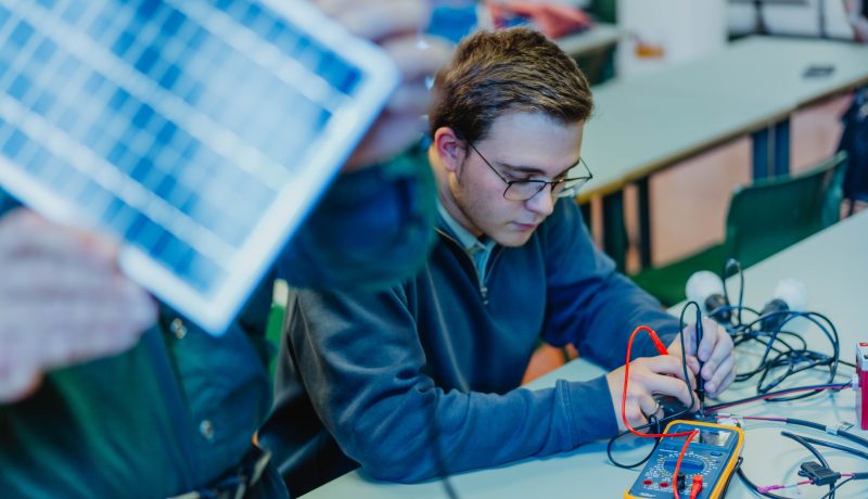 El apagón eléctrico masivo del pasado lunes 28 de abril, que dejó durante horas sin suministro miles de hogares, empresas e instituciones en España, Portugal y otros puntos de Europa, ha puesto sobre la mesa la fragilidad de las infraestructuras energéticas. En este contexto, desde la Escuela Universitaria Salesiana de Sarrià (EUSS) el episodio ha servido como escenario real para analizar los retos del sistema eléctrico actual y reforzar el aprendizaje de los y las estudiantes de ingeniería.