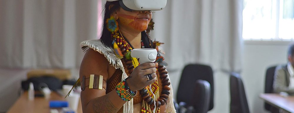 Na manhã desta quinta-feira (15), a Universidade Católica de Brasília (UCB) realizou o lançamento oficial do projeto de pesquisa Lab Metaverse UCB: o futuro é ancestral, reunindo lideranças indígenas, autoridades, pesquisadores, estudantes e convidados no Campus Taguatinga. O evento marcou a estreia de um filme imersivo em realidade virtual 360º, produzido em parceria com a aldeia Mutum, do povo Yawanawá. O projeto conta com o apoio da Fundação de Apoio à Pesquisa do Distrito Federal (FAPDF) e do Conselho Nacional de Desenvolvimento Científico e Tecnológico (CNPq).