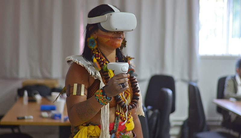 Na manhã desta quinta-feira (15), a Universidade Católica de Brasília (UCB) realizou o lançamento oficial do projeto de pesquisa Lab Metaverse UCB: o futuro é ancestral, reunindo lideranças indígenas, autoridades, pesquisadores, estudantes e convidados no Campus Taguatinga. O evento marcou a estreia de um filme imersivo em realidade virtual 360º, produzido em parceria com a aldeia Mutum, do povo Yawanawá. O projeto conta com o apoio da Fundação de Apoio à Pesquisa do Distrito Federal (FAPDF) e do Conselho Nacional de Desenvolvimento Científico e Tecnológico (CNPq).