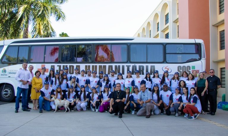 Una missione benefica di cui non si spegne il ricordo: la Missione Umanitaria dell’UniSALESIANO a Porto Alegre. O grupo, composto do acadêmicos e profissionais da saúde do UniSALESIANO, levou ajuda essencial à comunidade local, proporcionando cuidados médicos e emocionais a centenas de vítimas da tragédia.