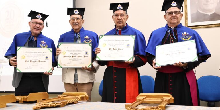  Em uma noite marcada pela emoção, reconhecimento e solenidade, o Centro Universitário Católico Salesiano Auxilium (UniSALESIANO) realizou, na quarta-feira (14/05), a cerimônia de entrega do título Doutor Honoris Causa a quatro personalidades cujas trajetórias se destacam nas áreas educacional, religiosa, cultural e social.. A solenidade teve início com a entrada das autoridades acadêmicas e salesianas, ao som da Banda Regimental da Polícia Militar do Comando de Policiamento do Interior 10 – CPI-10. Entre os presentes estavam o Reitor do UniSALESIANO e Diretor da Presença Salesiana em Araçatuba, Pe. Paulo Vendrame; o Vice-Reitor, Pe. João Marcos Araújo Ramos; e os Pró-Reitores Pe. Paulo Jácomo (Pastoral), Prof. Dr. André Ornellas (Ensino, Pesquisa e Pós-Graduação) e Vanda Aparecida Guilherme de Moura (Administrativa).