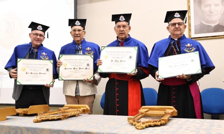 Em uma noite marcada pela emoção, reconhecimento e solenidade, o Centro Universitário Católico Salesiano Auxilium (UniSALESIANO) realizou, na quarta-feira (14/05), a cerimônia de entrega do título Doutor Honoris Causa a quatro personalidades cujas trajetórias se destacam nas áreas educacional, religiosa, cultural e social.. A solenidade teve início com a entrada das autoridades acadêmicas e salesianas, ao som da Banda Regimental da Polícia Militar do Comando de Policiamento do Interior 10 – CPI-10. Entre os presentes estavam o Reitor do UniSALESIANO e Diretor da Presença Salesiana em Araçatuba, Pe. Paulo Vendrame; o Vice-Reitor, Pe. João Marcos Araújo Ramos; e os Pró-Reitores Pe. Paulo Jácomo (Pastoral), Prof. Dr. André Ornellas (Ensino, Pesquisa e Pós-Graduação) e Vanda Aparecida Guilherme de Moura (Administrativa).