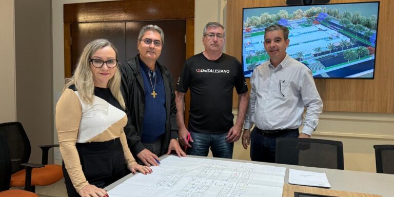 OO UniSALESIANO investirá o valor de R$ 2,7 milhões na reforma do novo Pronto-Socorro Municipal de Araçatuba, que funcionará no prédio do antigo Hospital da Mulher, localizado na Rua Sacadura Cabral, 471, no bairro Aviação. O ato simbólico de início das obras foi realizado nesta segunda-feira (23/06), com a presença do prefeito Lucas Zanatta, da vice, Maria Ionice Zucon, do secretário municipal de Saúde, Daniel Martins Ferreira Júnior, e de representantes do UniSALESIANO.